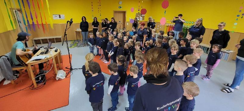 Die Krippen- und Kindergartenkinder und das Erzieherinnen-Team der KiTa St. Vitus erlebten mit „Matze“ von den „Kindermusikern“ einen tollen Projekttag und nahmen eine CD mit altbekannten, modernen und selbstgeschriebenen, im Dialekt gesungenen Liedern auf. - Foto von Werner Schulz