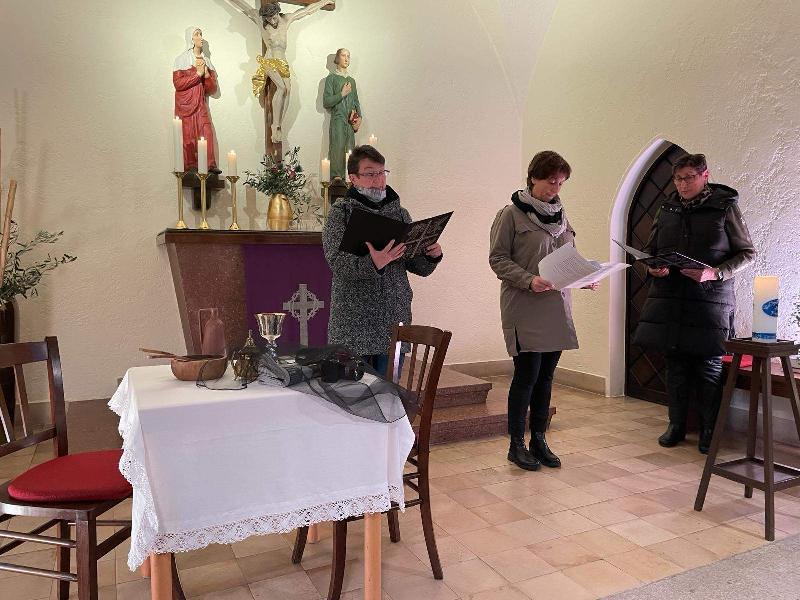 In der evangelischen Gustav-Adolf-Gedächtnis-Kirche versammelten sich Frauen aus der evangelischen Kirchengemeinde Hirschau-Schnaittenbach sowie den katholischen Pfarrgemeinden Hirschau, Ehenfeld und Schnaittenbach zu einem Gottesdienst. Beim Vortrag der Fürbitten v. l.: Margot Biegler (evang. Gemeinde), Angela Schreiner (kath. Pfarrei Hirschau) und Inge Daller (kath. Pfarrei Schnaittenbach). - Foto von Werner Schulz