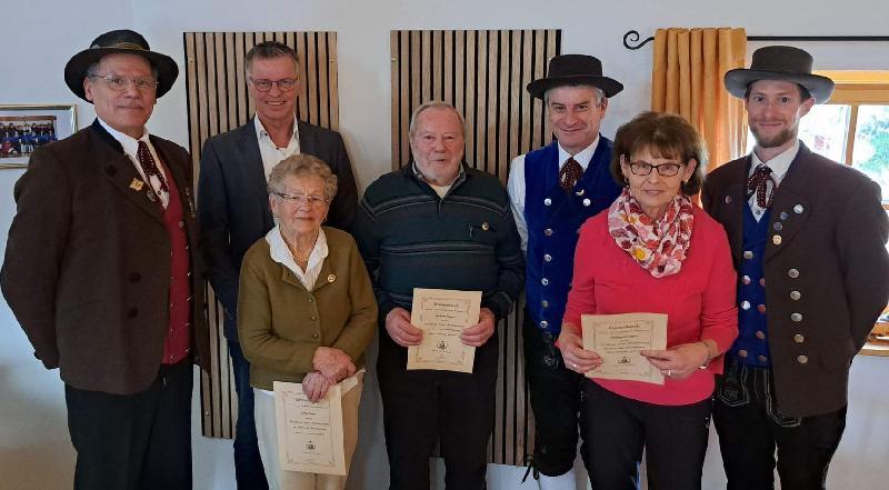 Zum Programm der Trachtler-Jahreshauptversammlung gehörte die Ehrung langjähriger Mitglieder. V. l.: Gauvorstand Peter Fink, Bürgermeister Hermann Falk, Zenta Bauer (40 Jahre), Gerhard Siegert (40 Jahre), 2. Vorstand Gaston Lottner, Hildegard Siegert (40 Jahre) und 1. Vorstand Michael Meier. - Foto von Werner Schulz