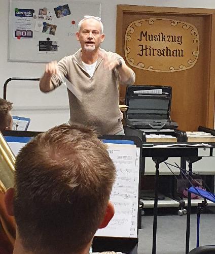 Marcus Hoffmann, seit 13. Oktober 2023 Dirigent des Musikzug-Orchesters, präsentiert mit seinen Musikern und Musikerinnen am Ostersonntag bei seiner Hirschauer Konzertpremiere „Starke Frauen“. - Foto von Werner Schulz