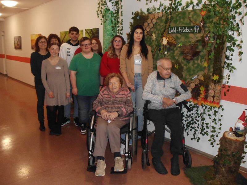 Berufsfachschüler und Seniorenheimbewohner gestalten Sinneswahrnehmungswand „Wald-Erleben“