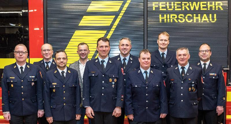 Bei der Jahreshauptversammlung der Freiwilligen Feuerwehr Hirschau stand auch die Kommandantenwahl auf der Tagesordnung. V. l.: KBR Christof Strobl, 2. Vorstand Thomas Maier, KBI Michael Iberer, 3. Bgm. Hermann Gebhard, ehemaliger 2. Kommandant Claus Meyer, 1. Kommandant Sebastian Jasinsky, 2. stellv. Kommandant Daniel Brearley, 1. stellv. Kommandant Christoph Erras, 1. Vorstand Michael Schuminetz und KBM Marco Weiß. - Foto von Werner Schulz