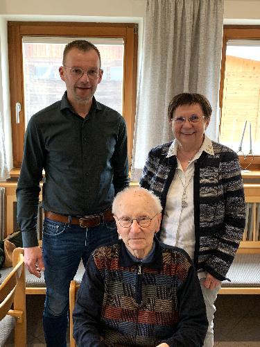 Gleich zwei Bürgermeister der Stadt Hirschau gatulierten Hans Hüttner zum 95. Geburtstag, Hermann Gebhard und Bärbel Birner.

 - Foto von Fritz Dietl