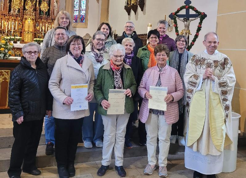 Mit dem Dank an den Frauenchor, insbesondere an drei Frauen, die sich zusammen 70 Jahre lang der Musica Sacra widmen, beendete Stadtpfarrer Hofmannn (r.) die Eucharistiefeier am Ostermontag. Vordere Reihe (mit Urkunden v.l.: Elfriede Kuznik, Ursula Rinke und Helga Kohl. Mit im Bild hinten links: Chorleiterin und Organistin Iryna Herrmann. - Foto von Werner Schulz