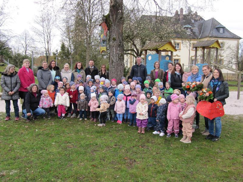 Nur frohe Gesichter beim Wechsel in der Kindergartenleitung bei St. Antonius in Hirschau. von rechts mit Blumen: Manuel Weig, die neue Leiterin, Alexandra Birzer und Evelyn Högl. die sich bislang die Leitungsaufgaben teilten.  In der hinteren Reihe das Betreuinnenteam von St. Antonius.  Bürgermeister Hermann Falk, rechts vom Baum. - Foto von Gerhard Fleischmann