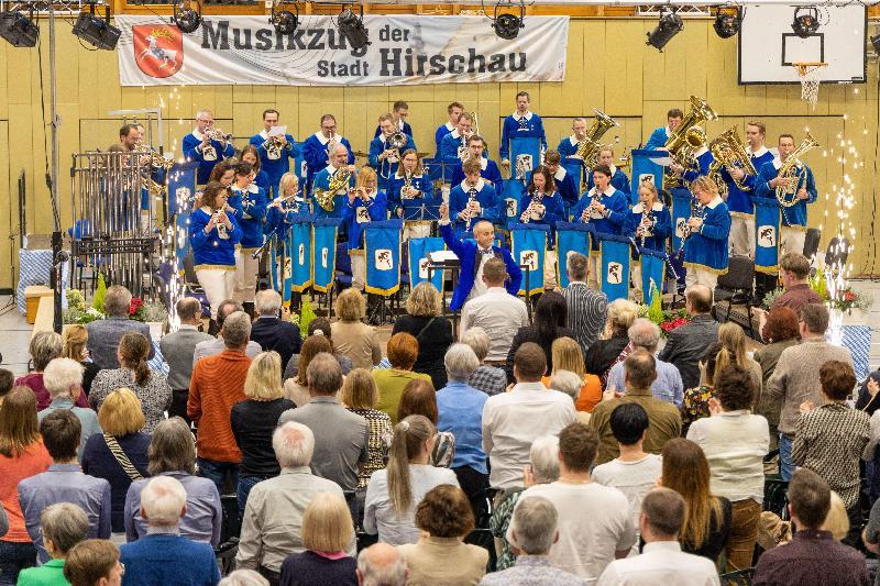 „Starke Frauen!“ Unter diesem Titel präsentierte am Ostersonntag ein „starkes Musikzug-Orchester“ in der Schulturnhalle ein „starkes Osterkonzert“. Dirigent Marcus Hoffmann (vorne Mitte) feierte eine „starke Konzertpremiere“. Er ließ es im Programm auch an Showeffekten wie in die Höhe schießenden Sparkular-Fontänen nicht fehlen. - Foto von Werner Schulz