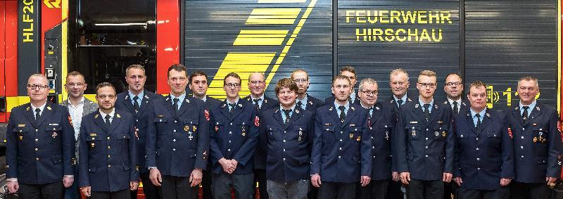 Eine ganze Reihe bewährter Feuerwehrleute wurde bei der Jahreshauptversammlung geehrt bzw. befördert. V. l.: KBR Christoph Strobl, 3. Bgm. Hermann Gebhard, KBI Michael Iberer,
1. Kdt. Sebastian Jasinsky, ehem. 2. Kdt. Claus Meyer, Michael Pohle (OFM),
Andre Schlaffer (10 J), 2. Vorstand Thomas Maier (40 J), Peter Frey (OFM),
Patrick Künzel (25 J), Marco Schuminetz (LM), Groher Patrick (OLM), Alexander Herrmann (40 J), Josef Biller (50 J), Florian Pawluk (10 J), KBM Marco Weiß, 2. Stellv. Kdt. Daniel Brearley (OLM), 1. Vorstand Michael Schuminetz.
 - Foto von Werner Schulz