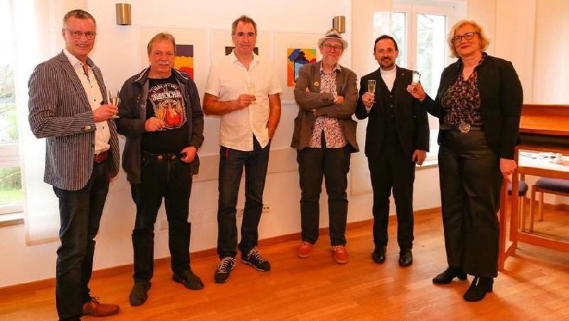 „Leben am Rand/Living On The Edge“ – unter dieser Überschrift sind im evangelischen Gemeindehaus in Hirschau Druckgrafiken des britischen Malers, Dichters und Rockmusikers Kevin Coyne zu sehen. Bei der Vernissage v. l.: Bürgermeister Hermann Falk, Ausstellungs-Initiator Rob Hiemer, Kulturwerkstattvorsitzender Ralph Brandt, Kurator Stefan Voit, Pfarrer Stefan R. Fischer und EBW-Geschäftsführerin Bettina Hahn. - Foto von Werner Schulz