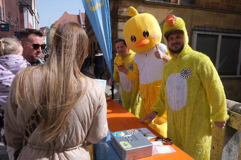 Rund 9.000 Enten wollen die Round Tabler heuer verkaufen. Es gibt sie in mehreren Geschäften in Amberg sowie jeden Samstag – nicht zu übersehen - am Verkaufsstand auf der Krambrücke in der Fußgängerzone. Bild: Uschald - Foto von Uschald