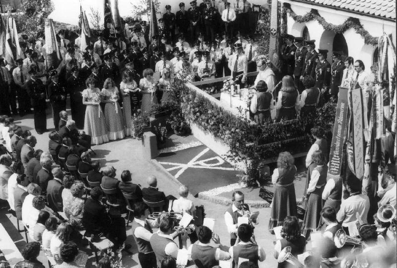 Das 75-jährige Gründungsjubiläum der Freiwilligen Feuerwehr im Jahr 1975 war das wohl größte Fest, das bis dahin in Steiningloh gefeiert wurde. Den Festgottesdienst zelebrierte der Ursulapoppenrichter Pfarrer Josef Eichhammer. - Foto von Werner Schulz/Repros