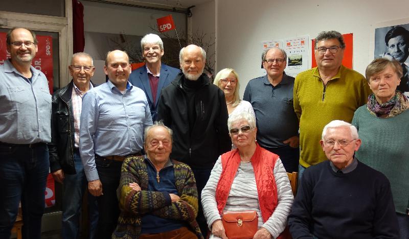 Bei ihrer Jahreshauptversammlung im Bürgerbüro am Marktplatz wählte die Hirschauer SPD eine neue Vorstandsschaft.
Von links im Bild vorne sitzend: Albert Kraus, Marianne Braun und Alfred Hausmann.
Von links stehend: Michael Högl, Rudi Wild, Fraktionssprecher Josef Birner, Kreisvorsitzender Michael Rischke, SPD-Vorsitzender Günther Amann, Sonja und Georg Gebhardt, Hubert Zeitler, Elisabeth Böller-Kielhorn
 - Foto von Günther Amann