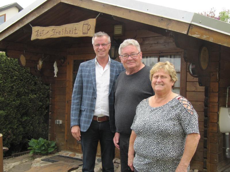 1.Bürgermeister Hermann Falk gratuliert Ingrid und Peter Förster zur goldenen Hochzeit. - Foto von Gerhard Fleischmann