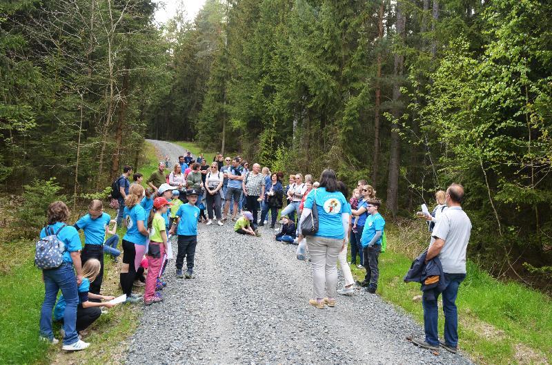 Rund 50 Personen wollten erfahren wie die Bäume sprechen und nahmen an der Wanderung teil. - Foto von Fritz Dietl