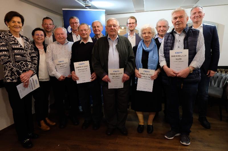 Eine Fülle von Ehrungen wurden beim CSU-Ehrungsabend vorgenommen. V. l.: Maria-Hedwig Dobmeyer (50), 2. Bgm. Bärbel Birner, 3. Bgm. Hermann Gebhard (10), Karl Merkl (50), Bgm. Hermann Falk, Hermann Gebhard (60), Alt-Bgm. Helmut Rösch (60), Josef Wiesnet (50), CSU-Ortsvors. Florentin Siegert, Annemarie Reil (50), Hans Schadl (50), Hans Bösl (65) und CSU-Kreisvors. MdL Dr. Harald Schwartz. - Foto von Werner Schulz