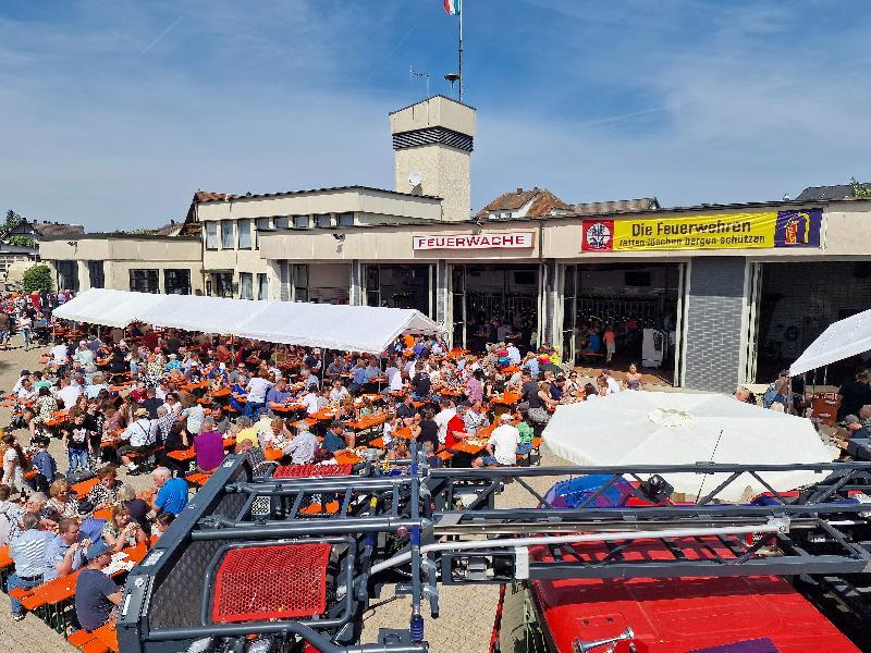 Seit gut vier 40 Jahrzehnten eröffnet die Freiwillige Feuerwehr am 1. Mai die Hirschauer Festl-Saison. Auch heuer herrschte wieder großer Gästeandrang. Entsprechend groß war die Nachfrage nach Speisen und Getränken. - Foto von Werner Schulz