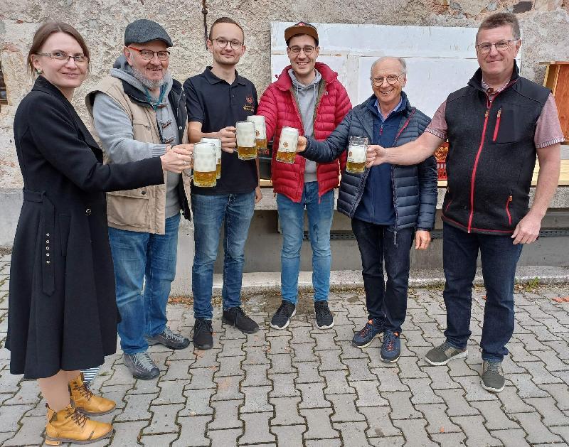 Seit Beginn der Hirschauer-Stückl-Festspiele im Jahr 2005 braut die Schloss-Brauerei ein extra „Festspiel-Bier“ nach einer alten Familienrezeptur. Zum Probenauftakt für das diesjährige Stück „Das Wirtshaus im Spessart“ wurde das erste Fass angezapft und auf das Gelingen der acht Vorstellungen angestoßen. V. l.: Musikpädagogin Ulrike Straub, Bühnenbau-Chef Roland Fritsch, 1. Vorsitzender Ludwig Koller, Brauerei-Chef Sebastian Dorfner, 2. Vorsitzender Alfred Härtl und Regisseur Dieter Held. - Foto von Werner Schulz