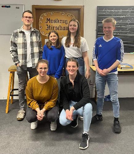 Die neue Jugendvorstandschaft des Musikzugs. Hinten stehend v. l.: Leon Panzer, Lilly Heldmann, Anna Wendl und 1. Vorstand Simon Leipert, vorne kniend v. l.: Andrea Fleischmann und 2. Vorstand Sabrina Gnan. Nicht im Bild: Emilia Flierl. - Foto von Emilia Flierl