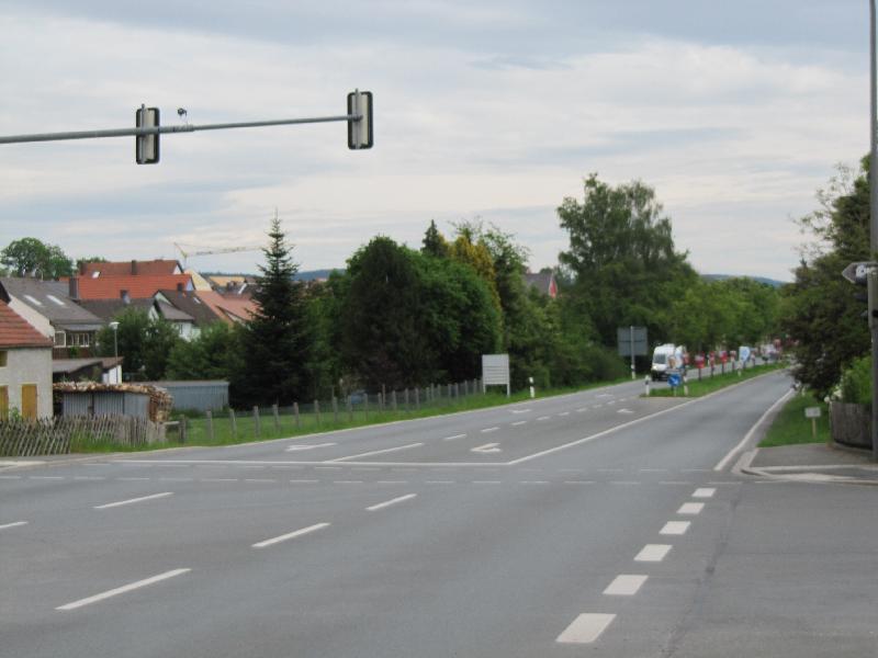 Die Linksabbiegerampel Richtung Grundstraße und Klaus-Conrad Straße muss man verstehen. Sie löst per Induktionsschleife nur aus, wenn  nahe an die Haltelinie vorgefahren wird. - Foto von Gerhard Fleischmann