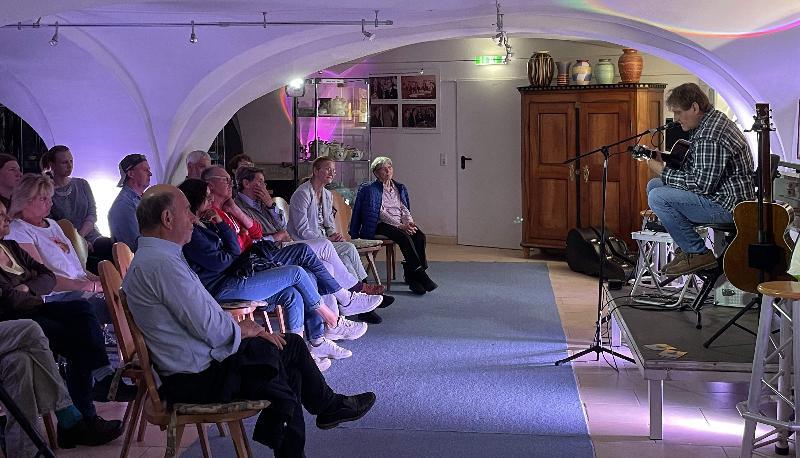 Beim Muttertagskonzert des Festspielvereins präsentierte der Gitarrenvirtuose Oliver Baum seinem Publikum sowohl eigene Titel als auch bekannte Ohrwürmer. - Foto von Werner Schulz
