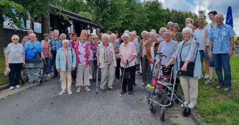 Auf Einladung des Seniorentreffs unternahmen 45 Seniorinnen und Senioren unter Leitung des Seniorenbeauftragten Stadtrat Rudi Wild (2. Reihe rechts) eine von Klaus Conrad gesponserte Rundfahrt durch die Hirschauer Ortsteile.  - Foto von Werner Schulz