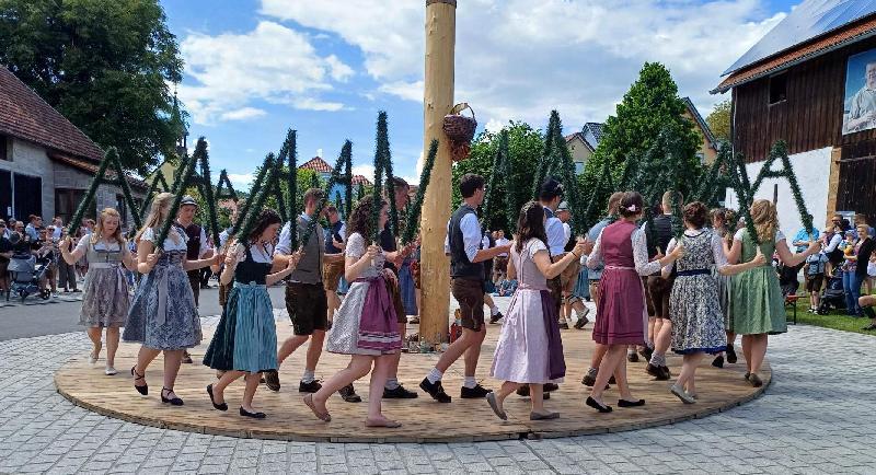 Traditioneller Höhepunkt des Sonntagnachmittags war das Austanzen des Kirwabaumes durch die 18 Kirwapaare. Sie sorgten für das Highlight des Tanzprogramms. Sie verließen kurz die Tanzbühne und kehrten mit von Sonja Ringer und ihren Eltern selbst gefertigten, geschmückten Dreiecksgirlanden zurück und legten einen perfekten Sterntanz aufs Parkett, für den es Riesenbeifall gab. - Foto von Werner Schulz