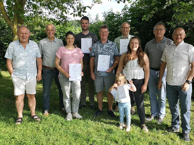 Sie sorgen seit Jahren mit dafür, dass das Angebot im TuS Hirschau passt und der laden gut läuft. Hans Fleischmann 5.v. rechts steht seit 50 Jahren in Funktion bei den Volleyballern. Rechts Walter Fleischmann, daneben Manfred Groher vom Leitungsteam der Vorstandschaft. - Foto von Gerhard Fleischmann