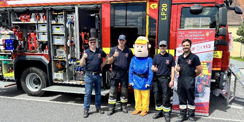 Den Besuch von Zeichentrickstar „Feuerwehrmann Sam“ nutzte die Hirschauer Feuerwehr, um den Einkaufspassanten ihr Löschfahrzeug LF 20 vorzustellen und über die Arbeit der Hirschauer Feuerwehr aufzuklären. Von links: 2. FW-Vorstand Thomas Maier, 1. Kommandant Sebastian Jasinsky, „Feuerwehrmann Sam“, Feuerwehrmann Marco Schuminetz und Feuerwehrmann Bernhard Meyer. - Foto von Werner Schulz