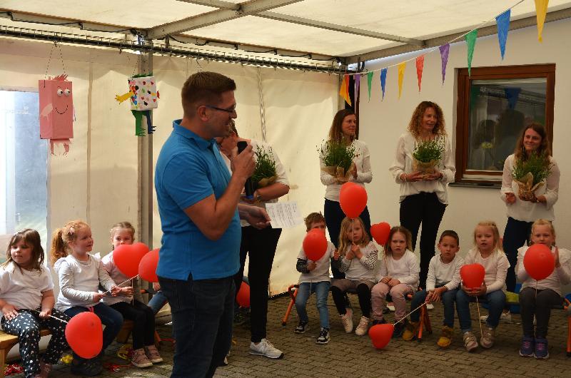 Der Abschlußtanz mit den roten Luftballons, die danach die Eltern bekamen.
Stefan Kunz, Mitglied des Elternbeirats, dankte dem Team der Kita. und jede Mitarbeiterin bekam einen Blumenstock.
 - Foto von Fritz Dietl