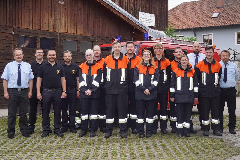 Zufriedene Gesichter nach der Leistungsprüfung. Von links, Vorstand Berthold Maier, das Schiedsrichterteam Horst Kellner, KBM Philipp Gebert und KBI Michael Iberer. Die Prüfungsteilnehmer Annika Lingl, Wolfgang Lingl, Jonas Lichtblau, Martin Auer, Marlene Siegler, Cornelius Lohner, Andreas Bauer und Selina Dorner, 2. Kommandant Klaus Schlosser, Gruppenführer Christoph Lederer und 1. Kommandant Christian Lenk. - Foto von Fritz Dietl