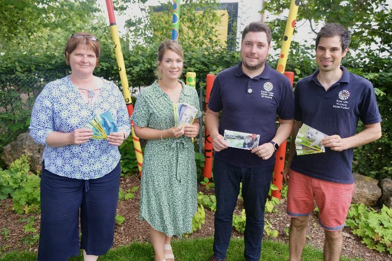 Als Vertreter von Round Table Amberg übergaben Stefan Fuchs (Zweiter von rechts) und Stephen Trepesch (rechts) 20 Eintrittskarten für den Nürnberger Zoo an SKF-Geschäftsführerin Andrea Graf (links) und an Jasmin Kummert, Fachberaterin für Vormundschaften und Pflegschaften beim SkF (Zweite von links). Bild: Uschald - Foto von Uschald