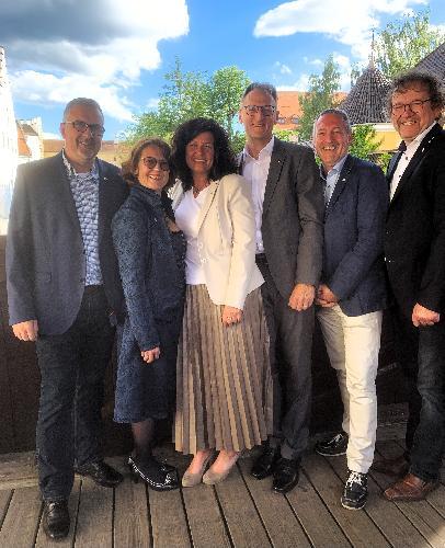 Das sichtlich gut gelaunte neue Führungsteam im Lions-Club Amberg-Sulzbach übernahm anlässlich der festlichen „Ladies‘ Night“ seine Aufgaben. Von links Schatzmeister Michael Hemrich, 1.Vizepräsidentin Patrica Pulkert, Präsidentin Christine Arnold, Clubsekretär Dr.  Stefan Huber, der Vorsitzende des Lions-Hilfswerks, Matthias Hahn, und 2. Vizepräsident Martin Sterk. - Foto von Uschald