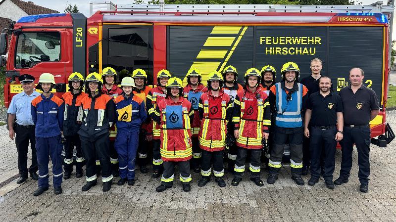 Zwei Gruppen der Hirschauer Feuerwehr absolvierten erfolgreich die Leistungsprüfung „Die Gruppe im Löscheinsatz – Variante 3“. Im Bild von links: Vorstand Michael Schuminetz, Elias Rösch, Fabian Rösch, Mario Gärtner, Michael Lang, Korbinian Lauerer, Sebastian Braun, Johannes Bäumler, stellvertretender Kommandant Daniel Brearley, Michael Pohle, Marco Schuminetz, Nico Schuminetz, Florian Pawluk, Christian Kraus, Kommandant Sebastian Jasinsky, Schiedsrichter Christoph Erras, KMB Philipp Gebert und KBM Andreas Luber. - Foto von Werner Schulz