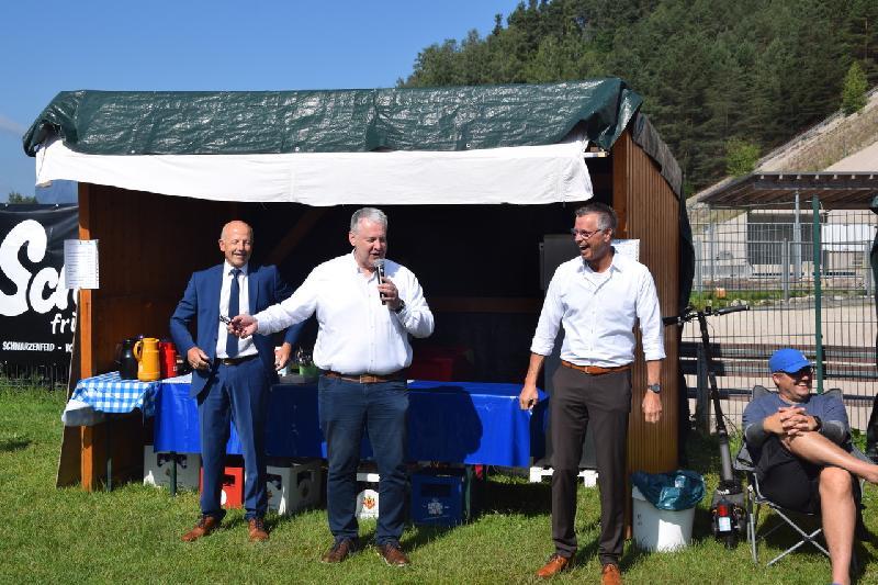 Gute Laune auch bei den Ehrengästen bei der Eröffnung, v.l.n.r.: CSV-Geschäftsführer Günter Simmerl, Schirmherr Landrat Richard Reisinger, Hirschaus Bgm. Hermann Falk. - Foto von Hans Fleischmann