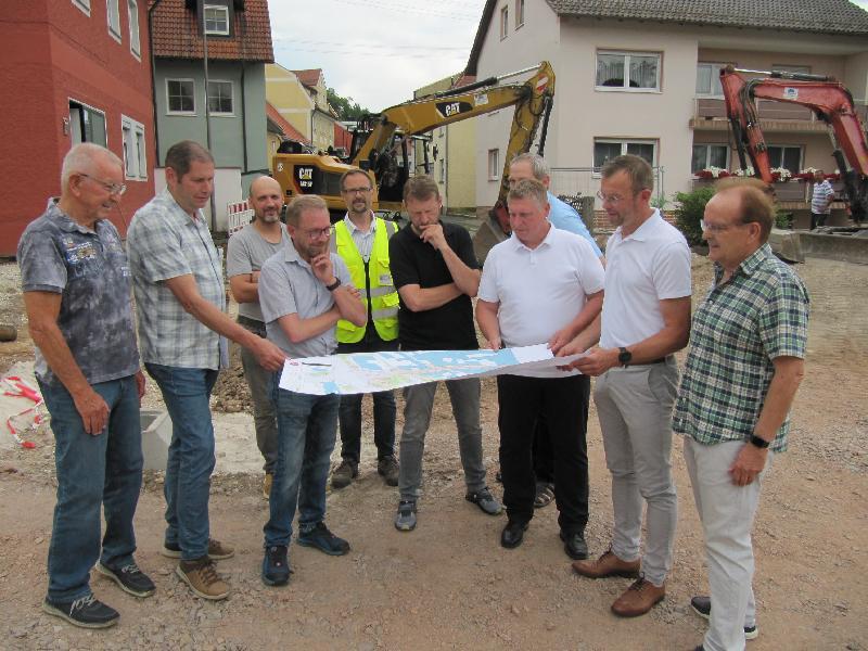 Der Bauausschuss des Hirschauer Stadtrats , 2. Bürgermeister Hermann Gebhard 2.v.recht, verschafft sich vor Ort in der Geors-Schifferstraße einen Überlick über die derzeit größte Baustelle in der Stadt. Im August soll der erste Abschnitt abbgeschossen werden. - Foto von Gerhard Fleischmann