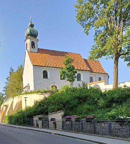 Bis ins 18. Jahrhundert war die auf einer Anhöhe östlich der Ehenfelder Straße an der Friedhof-Westseite stehende Vierzehnnothelferkirche eine viel besuchte Wallfahrtskirche, besonders an ihrem Patroziniumstag Mariä Heimsuchung (2. Juli). Der erste schriftliche Beleg über die Existenz des Kirchleins ist 500 Jahre alt und stammt aus dem Jahr 1522. - Foto von Werner Schulz