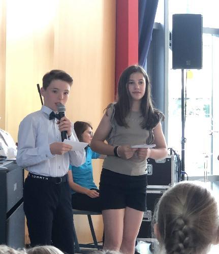 Die beiden Viertklässler Leni Schneider und Yannick Fritzsche führten souverän durch das Programm des Musischen Abends der Grund- und Mittelschule Schnaittenbach. - Foto von Werner Schulz