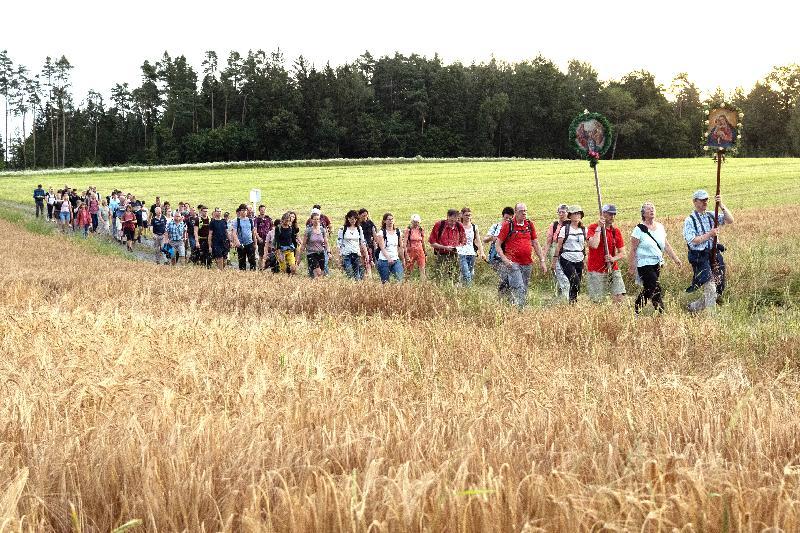 Ideales Pilgerwetter hatten die Wallfahrer auf ihrem Weg zu Ambergs heiligem Berg - Foto von Fritz Dietl