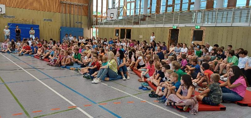 220 Kinder drehten ihre Runden beim Spendenlauf der Hirschauer Grund- und Mittelschule und Ehenfelder Grundschule und erzielten dank der Unterstützung ihrer Sponsoren einen Erlös von 8 500 Euro. Diesen überreichte Rektorin Birgit Härtl (l.) zusammen mit Konrektor Lothar Tripke (2. von rechts), Studienrätin Hildegard Feyrer (3. von rechts) und Lehrerin Maria-Teresa Kellner (rechts) an Petra Waldhauser (2. von links), die Vorsitzende der „Selbsthilfegruppe Krebskranker Kinder Amberg-Sulzbach“. - Foto von Werner Schulz