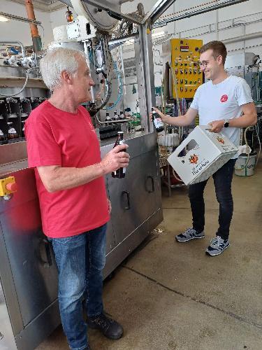 Eine bemerkenswerte Zukunftsinvestition hat die Schlossbrauerei Hirschau getätigt. Für rund eine halbe Million Euro hat sie ihre Füllerei umfassend modernisiert. Junior-Chef Sebastian Dorfner (rechts) und Senior-Chef Franz Dorfner (links) stoßen auf die Inbetriebnahme an.

 - Foto von Werner Schulz