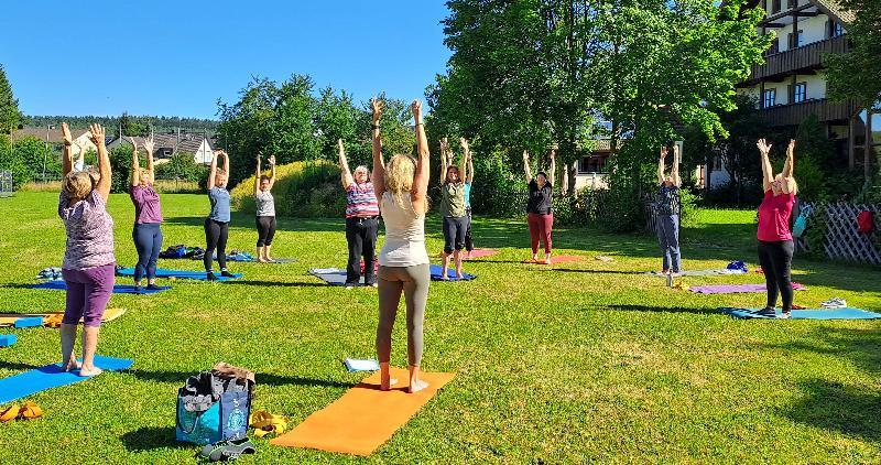 14 Frauen folgten der Einladung des Katholischen Frauenbundes zu einer Frühaufsteher-Yogarunde auf dem ehemaligen Fußballplatz der SpVgg Weiße Erde an der Kolpingstraße. - Foto von Werner Schulz