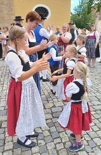 Ob „Sternpolka“, Ennsdorfer Polka“ oder „Hans bleib daou“ – Kinder, Jugendlicher und Senioren beherrschten beim „Tag der Tracht“ die Tänze „aus dem Effeff“ und tanzten nach der Messfeier auf dem Bischof-Bösl-Platz mit sichtlicher Begeisterung. - Foto von Werner Schulz