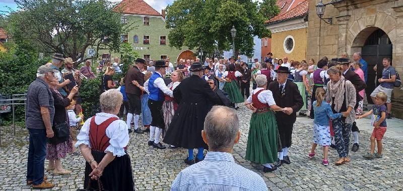 Oberpfälzer Trachtler feiern „Tag der Tracht“ in Hirschau