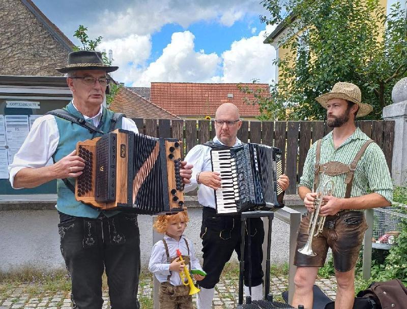 Oberpfälzer Trachtler feiern „Tag der Tracht“ in Hirschau