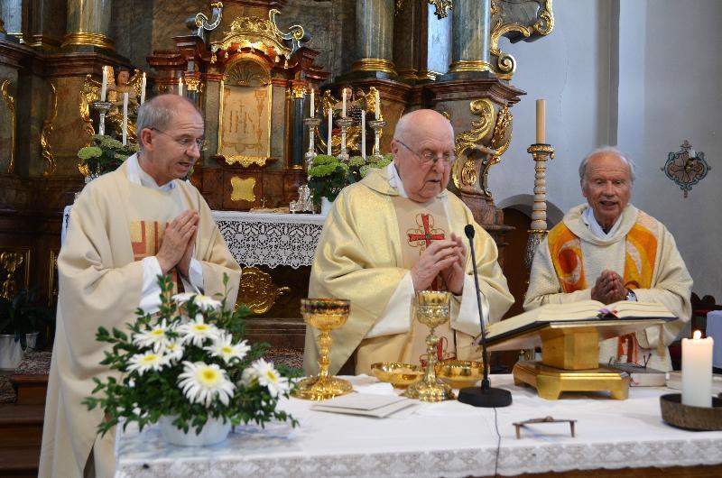 Auch an seinem 90. Geburtstag feierte Ruhestandpfarrer BGR Konrad Kummer die Hl. Messe. Zusammen mit Pfarrer Johann Hofmann, li. und dessen Vorgänger Hans-Peter Bergmann, re. in der Pfarrkirche St. Michael. - Foto von Fritz Dietl