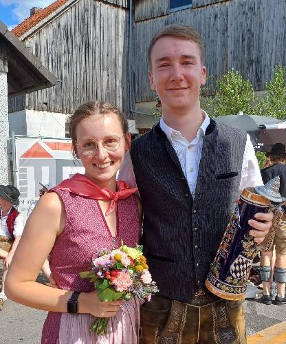 Das Baumaustanzen bei der Burgstaller Kirwa endete mit der Kür von Verena Piehler und Fabian Müller zum neuen Oberkirwapaar.  - Foto von Werner Schulz