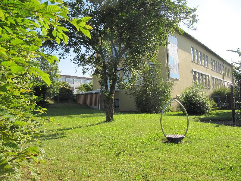 Ist die ehemalige Hausmeisterwohnung im Untergeschoß des Altbaus der Hirschauer Schule unter dem Haus des Kindeds als Übergangslösung für eine Kinderkrippe geeignet? Die Meinungen im Stadtrat gehen auseinander. - Foto von Gerhard Fleischmann