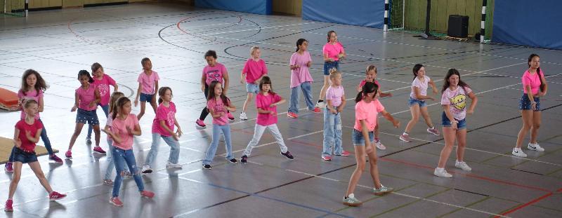 Die Grundschulmädchen sorgten für einen fulminanten Einstieg ins Sommerfest der Offenen Ganztagsschule mit ihrem Flashmob, den sie mit der Klasse 5b einstudiert hatten. - Foto von Werner Schulz