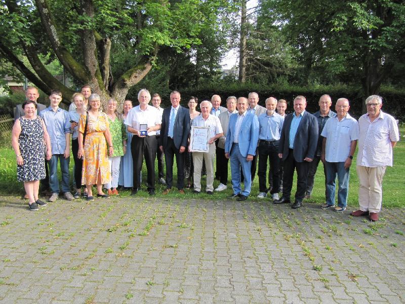 Bild Familie Dorfner: Rita Dorfner konnte wegen einer Erkrankung nicht an der Ehrung teilnehmen
Bild 2: Die Urkunde und die silberne Bürgermedaille der Stadt Hirschau nehmen in Anwesenheit der Stadträte stellvertretend  von 1.Bürgermeister Hermann Falk Bildmitte die Söhne Klemens (links) und Franz (rechts) neben dem Bürgermeister entgegen 
 - Foto von Gerhard Fleischmann