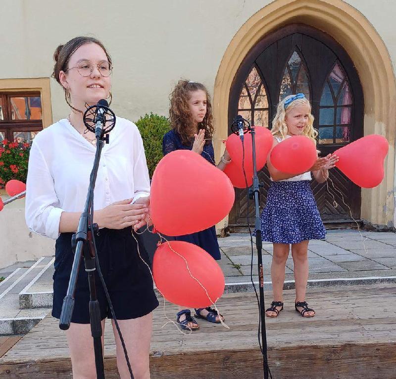 Summerfeeling pur beim Sommerkonzert des Kinderchors „Herzwärts“ und der „Happy Voices“