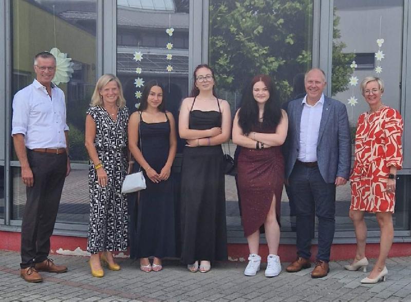 Den diesjährigen Qualibesten der Schnaittenbacher Mittelschule Laureen Weich, Vanessa Iacob und Emma Schwabe (ab dritte von links) gratulierten Bürgermeister Hermann Falk, Klassenlehrerin und stellvertretende Schulleiterin Sabine Spindler (beide von links) sowie Rektorin Michaela Bergmann und Bürgermeister Marcus Eichenmüller (beide von rechts). - Foto von Werner Schulz